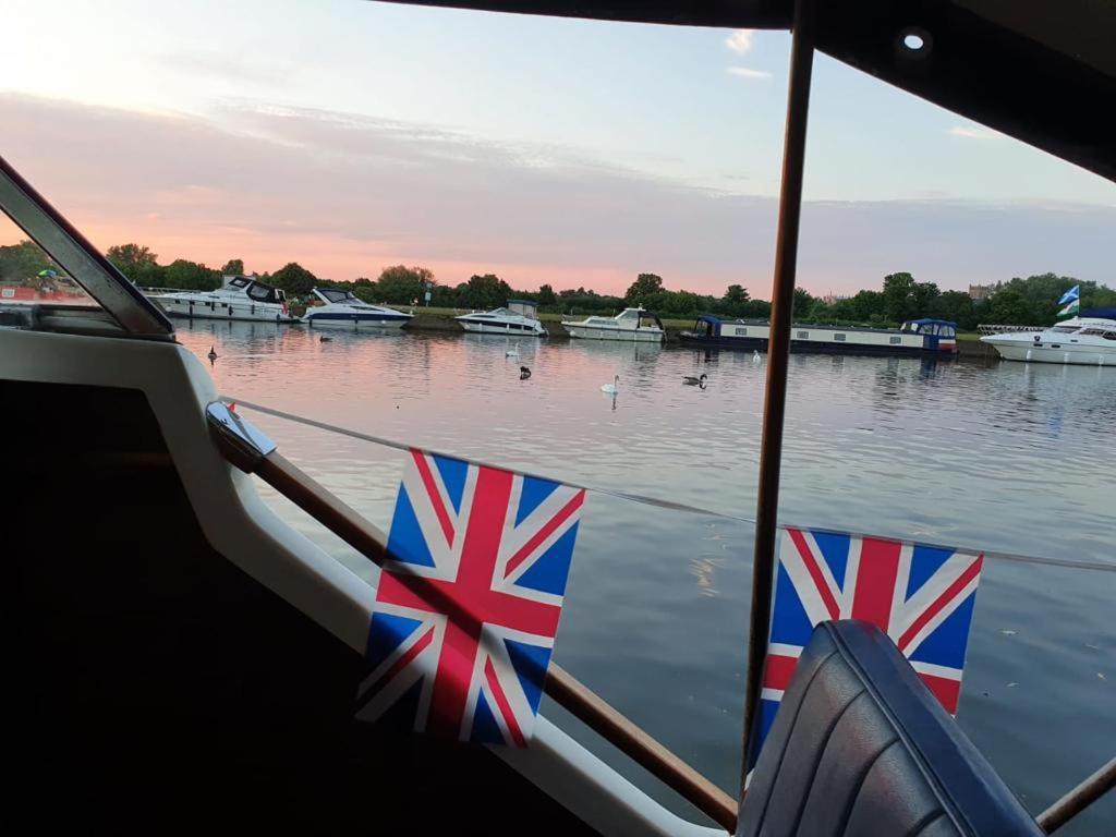 Buoyant Breaks Bray Exterior photo